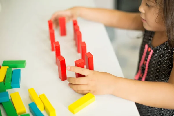 Kasachisches Hübsches Kleines Mädchen Spielt Entwicklungszentrum Für Kinder — Stockfoto