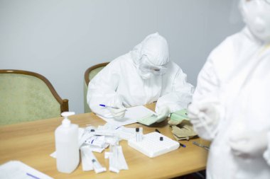 ALMATY, KAZAKHSTAN - 10 Ekim 2020: Almaty 'deki izolasyon hastanesinde Kazakistan turistlerinden koronavirüs testi yapılıyor. 10 Ekim 2020. Maskeli doktorlar..