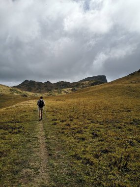Dönek bir dağ yoluna tırmanmak ve inanılmaz kuş bakışı manzaralar.