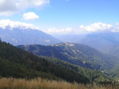 Dağlara tırmanıyor ve kuş bakışı muhteşem bir manzara.
