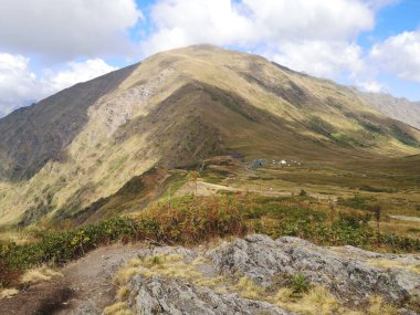 Resmedilmeye değer dağ sıraları dağın zirvesine doğru uzanır.