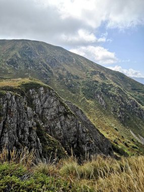 Resmedilmeye değer dağ sıraları dağın zirvesine doğru uzanır.