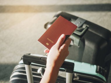 Pasaport Seyahat Bagaj seyahat konsepti ile tutan el