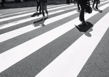 Çapraz yürüme gölge kentsel trafik güvenliği üzerinde yürüyen insanlar ile kayıt 