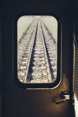 Tren yolu demiryolu yolculuk seyahat kavramı tren pencereden bakmak