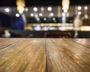 Masa üstü tahta karşı Restoran Cafe arka plan bulanıklık