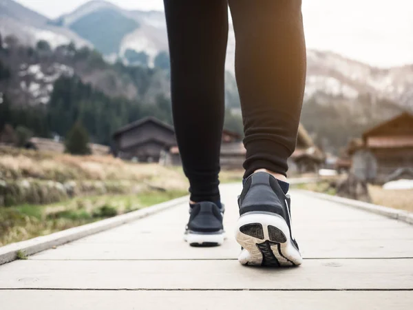 Mujer Caminando Montaña Paisaje Aire Libre Viajero Estilo Vida Aventura — Foto de Stock