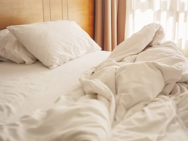 Cama Colchão Travesseiros Bagunça Quarto Decoração Interiores — Fotografia de Stock