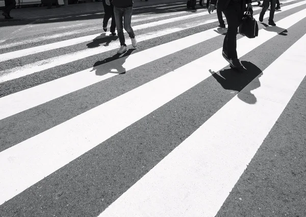 Cruce Caminar Con Gente Caminando Sombra Tráfico Urbano Señal Seguridad —  Fotos de Stock