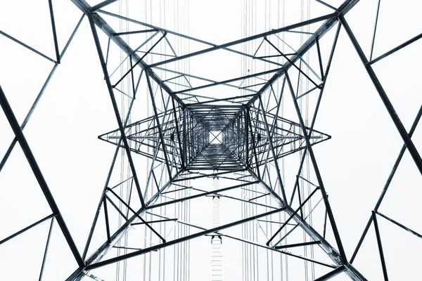 高压后电力线塔行业背景黑白相间 — 图库照片