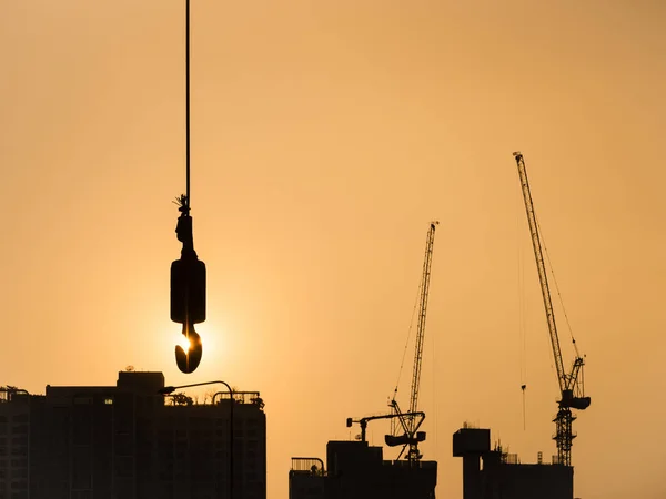 Guindastes Trabalhando Canteiro Obras Construção Céu Sunset Silhueta Fundo Industrial — Fotografia de Stock