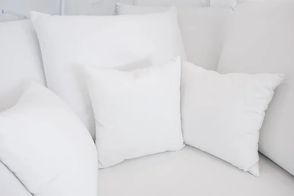 Almohadas Blancas Sofá Decoración Interior Del Hogar Minimalista Estilo Vida —  Fotos de Stock