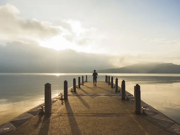 Voyageur Debout Sur Jetée Lac Montagne Paysage Matin Soleil Lune — Photo