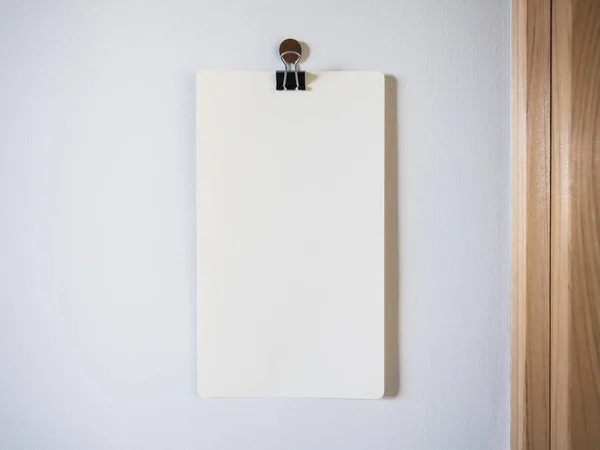Blanco Papier Met Paperclip Opknoping Muur Mock Object — Stockfoto
