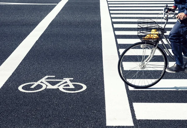 Bike Lane Crossing Street People Ride Bicycle Wheel — Stock Photo, Image
