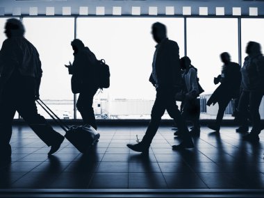 Bagaj varış Terminal Havaalanı insanlar seyahat kavramı ile yürüyüş siluet yolcuları