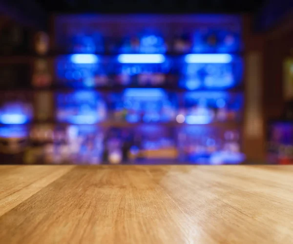 Tabela Superior Counter Bar Luz Azul Garrafas Prateleira Blur Bar — Fotografia de Stock