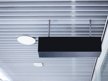 Kara kutu boş tabela Shop kayıt logo modern binada asılı kadar alay