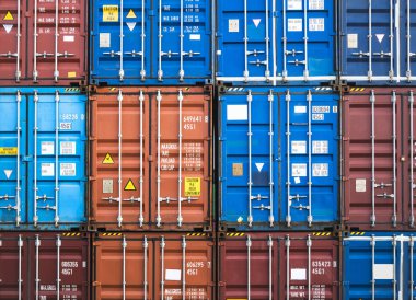 Renkli kaplar yığın nakliye lojistik ambar sanayi nesne