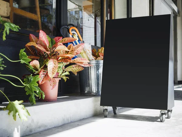 Siyah metal işareti ayağa Restaurant Bar Cafe Shop açık bitkiler ile alay