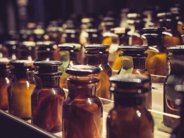 Cam şişeler raf Vintage tarzı eczane tıbbi ambalaj üzerinde