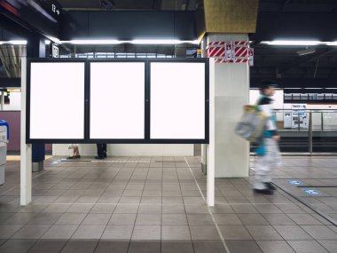 Boş panoları Poster tren istasyonunda Platform yürüyen insanlarla alay 