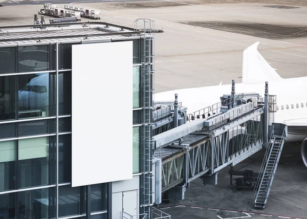 Attrappe Banner Auf Gebäude Flughafenterminal Außenwerbung — Stockfoto