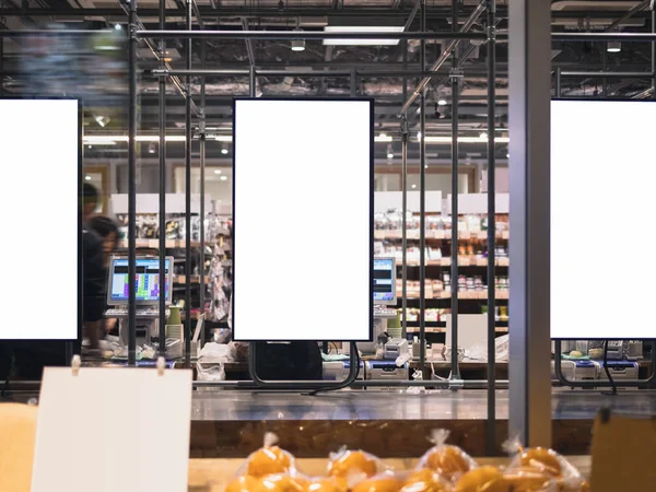 空白海报框架模板在超级市场模糊人在出纳员广告横幅 — 图库照片