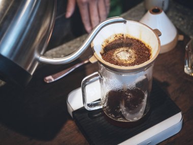 Filtre kahve Barista dökülen su yandan filtre kahve Hipster kafe yaşam tarzı