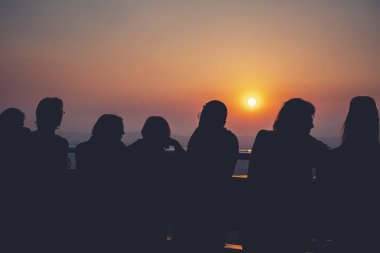 Sunset turistik spot günbatımı sahne için bekleyen siluet halklar