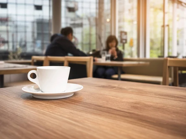 テーブルの上のコーヒー カップをぼかす人背景レストラン カフェ — ストック写真