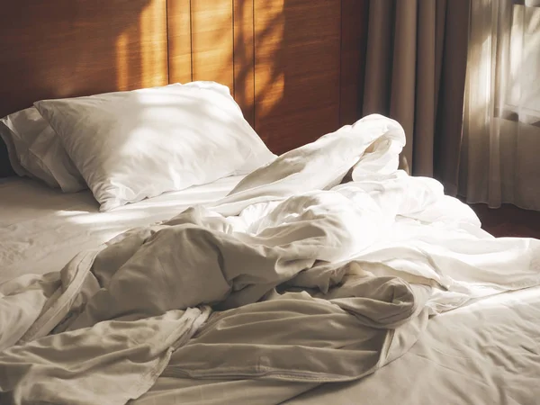 Cama Colchão Travesseiros Quarto Não Feito Manhã Com Luz Solar — Fotografia de Stock