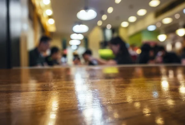 Tischplatte Hölzerne Theke Verschwimmen Menschen Bar Restaurant Café Hintergrund — Stockfoto