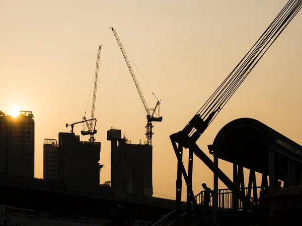 Guindastes Trabalhando Canteiro Obras Construção Céu Sunset Silhueta Fundo Industrial — Fotografia de Stock