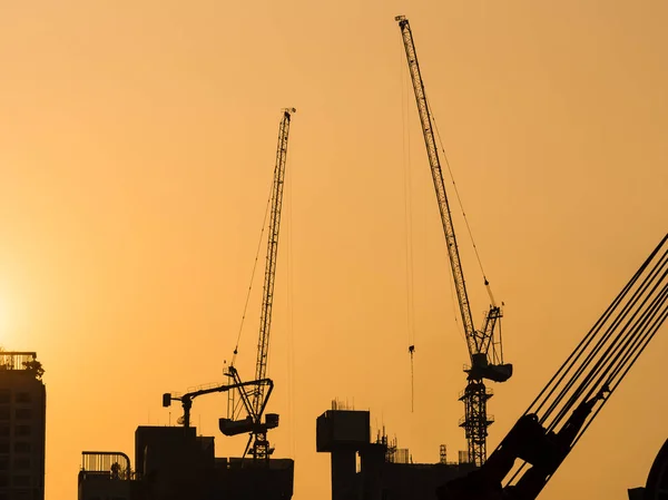 Guindastes Trabalhando Canteiro Obras Construção Céu Sunset Silhueta Fundo Industrial — Fotografia de Stock