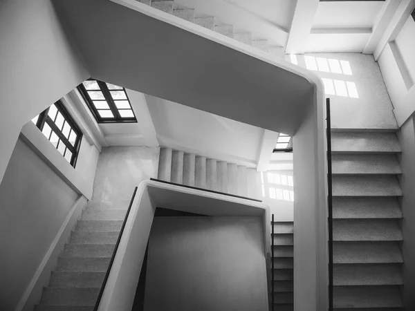 建築建物廊下の黒と白の窓枠と階段を詳細します — ストック写真