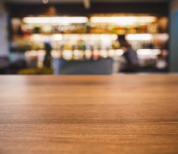 テーブル カウンター棚背景ぼかし人々 飲むバー — ストック写真