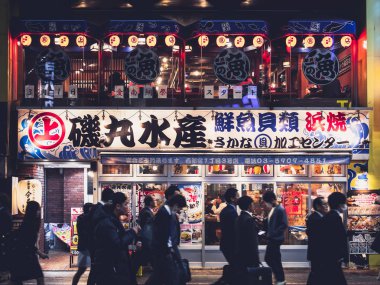 Tokyo Japonya - 17 Nisan 2018: Tokyo gece hayatı Shinjuku alan restoran salonu yemek ve içki Japonya maaş adam yürüyor