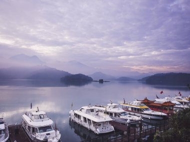 Nantou, Tayvan - 22 Kasım 2017: Göl manzara Pier Panorama manzara Tayvan, güneş ay