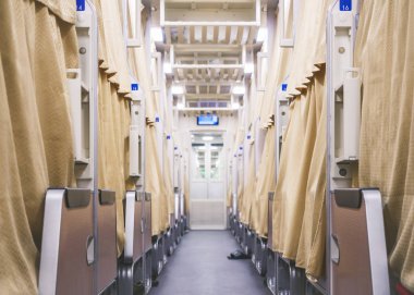 Uyuyan tren bölmesi ranza perde gece zaman yolculuğu