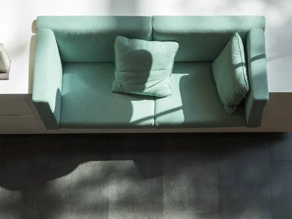 ソファと日光リビング ホーム デコレーション付き枕 — ストック写真