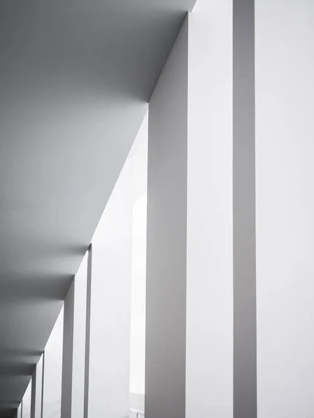Détails de l'architecture Colonnes blanches Bâtiment moderne géométrique — Photo