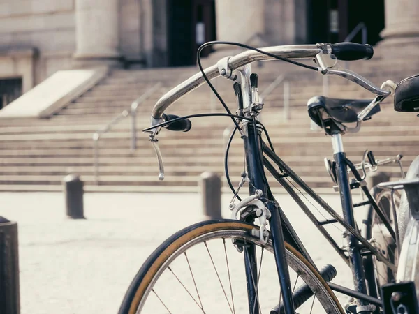 Bicicleta en la ciudad viajar por el casco antiguo Arquitectura edificio fondo —  Fotos de Stock