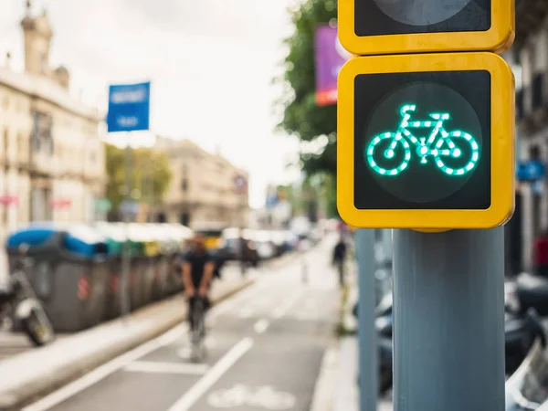 Señal de bicicleta semáforo Ciudad Calle Gente montando en carril bici — Foto de Stock