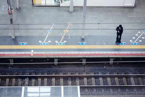 Uomo stand sulla piattaforma stazione ferroviaria asiatico uomini d'affari — Foto Stock