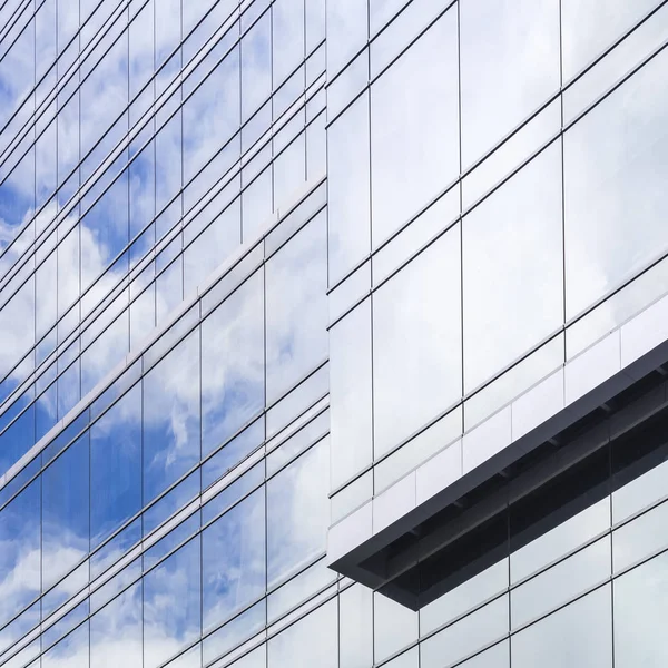 Építészeti részletek üveg homlokzat minta Modern épület kék égbolt tükrözi — Stock Fotó