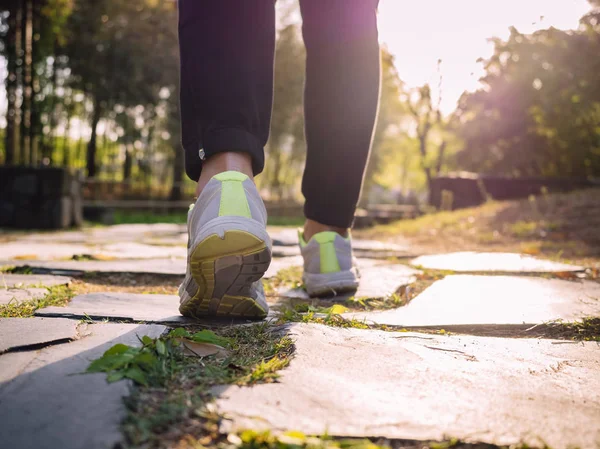 Mujer Caminando por el sendero en Park Ejercicio de footing Deporte al aire libre — Foto de Stock