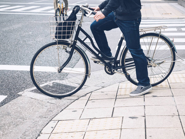 Люди на велосипеде города образ жизни Велосипед на работу
