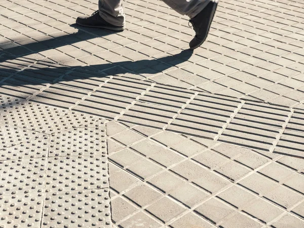 Mensen lopen op stoep handicap loopbrug veiligheid teken — Stockfoto