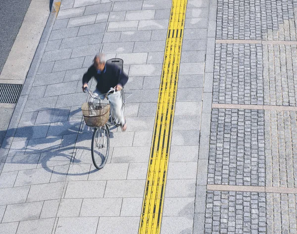 Mann fährt mit Fahrrad auf Fußweg in der Stadt — Stockfoto